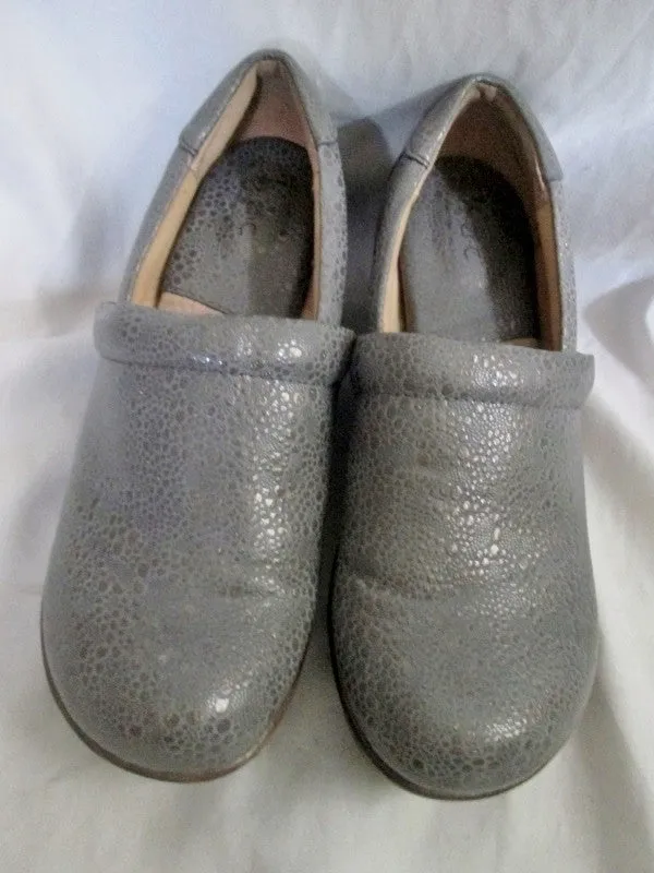 EUC Womens BORN Pebbled Glitter Leather Clogs Shoes Slip-On Mules 10 GRAY